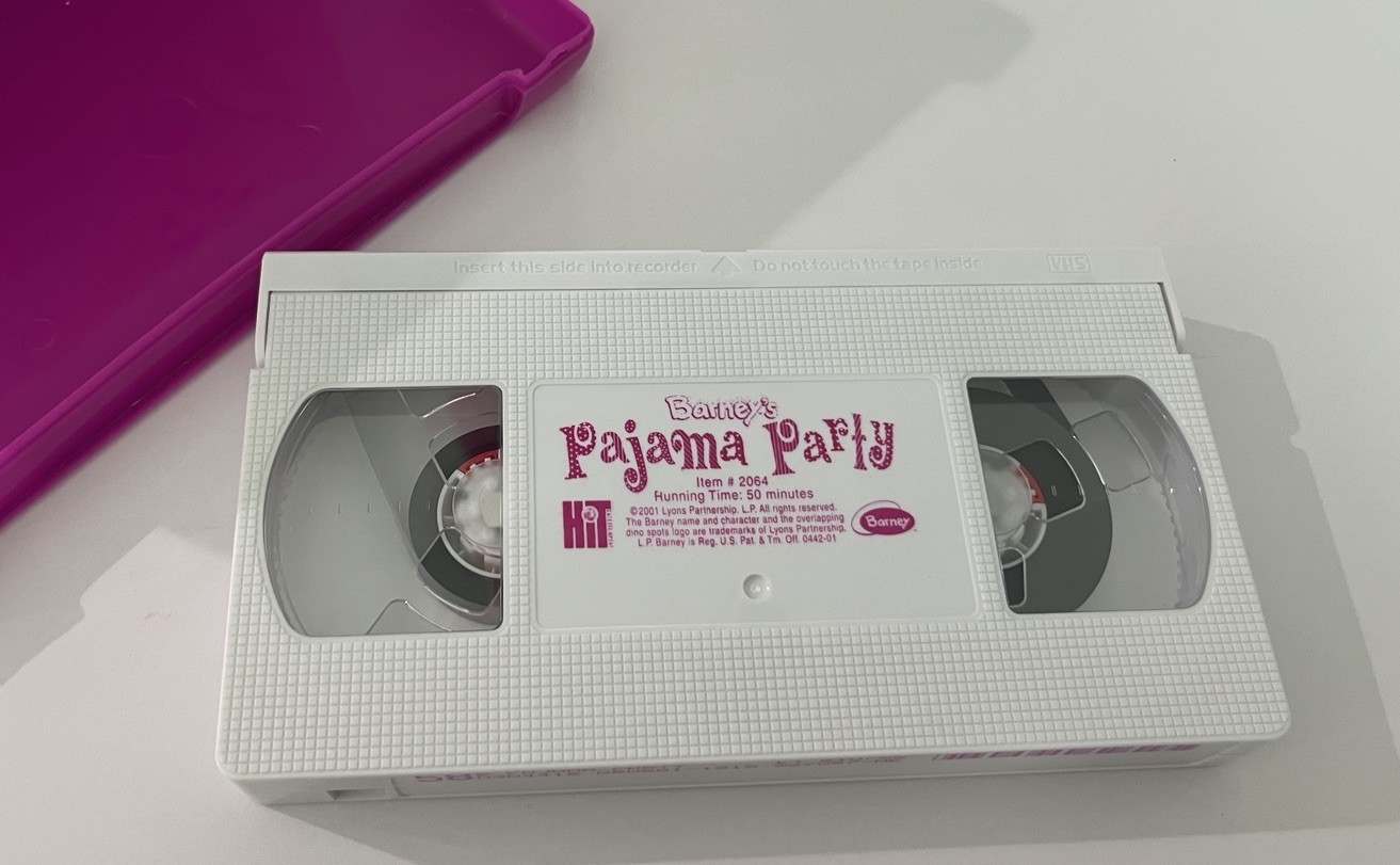 BARNEY’S PAJAMA PARTY (VHS, 2001), 50 MIN., CLAM SHELL PURPLE CASE – Preowned