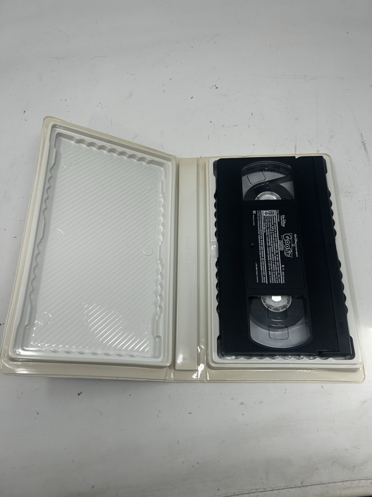 A Goofy Movie (1995) VHS – Walt Disney Pictures – White Clamshell –