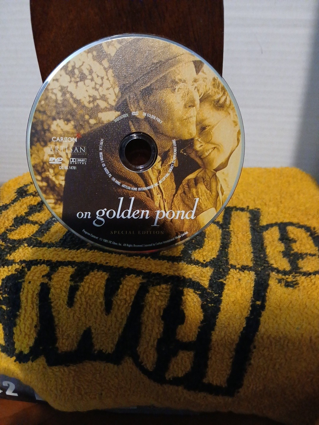 On Golden Pond ( DVD 105 Min 1981) Katherine Hepburn Henry Fonda Jane Fonda PG