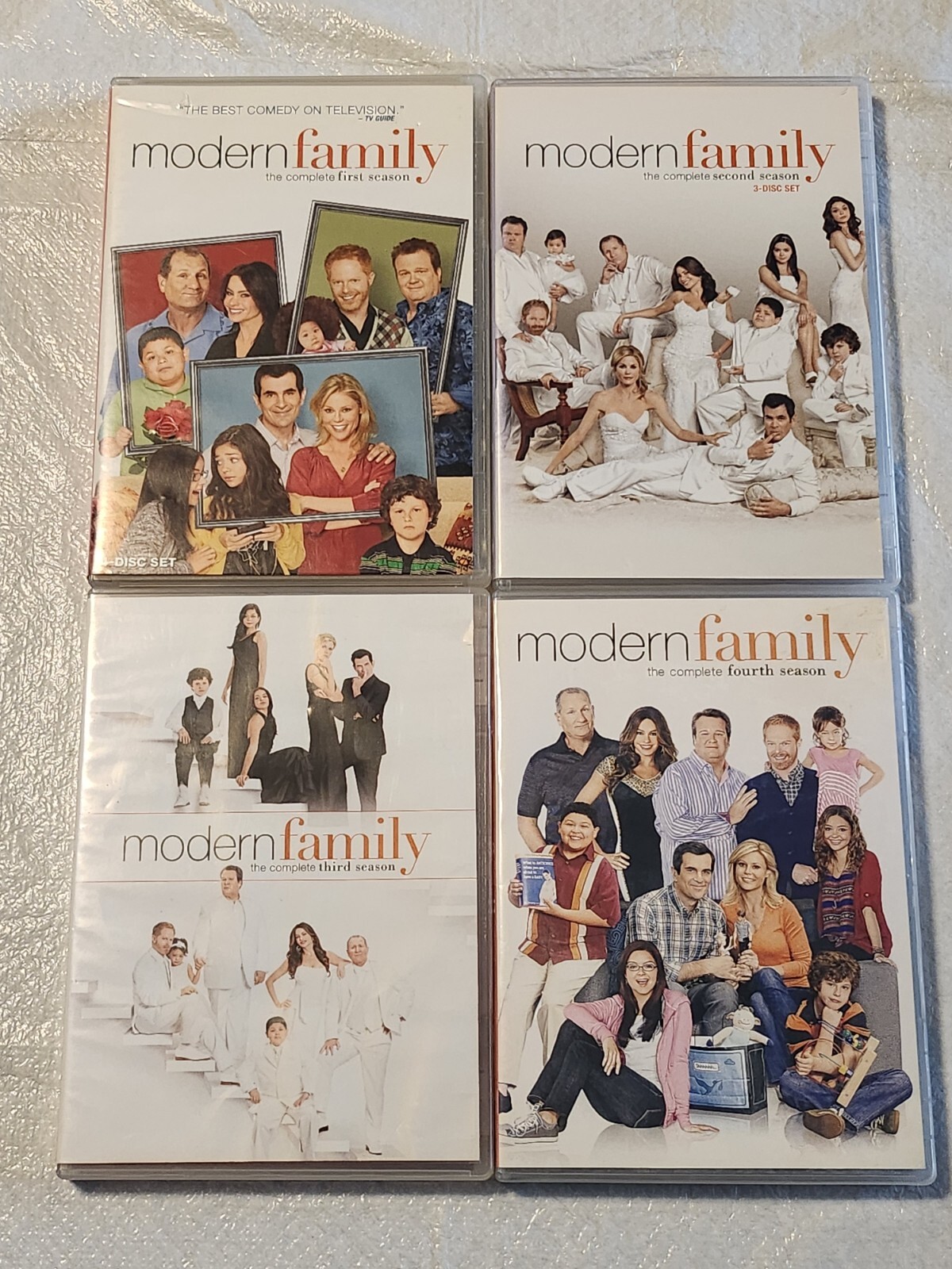 Lot of four: Modern Family Seasons 1-4 (1, 2, 3, 4 One, Two, Three, four) DVD