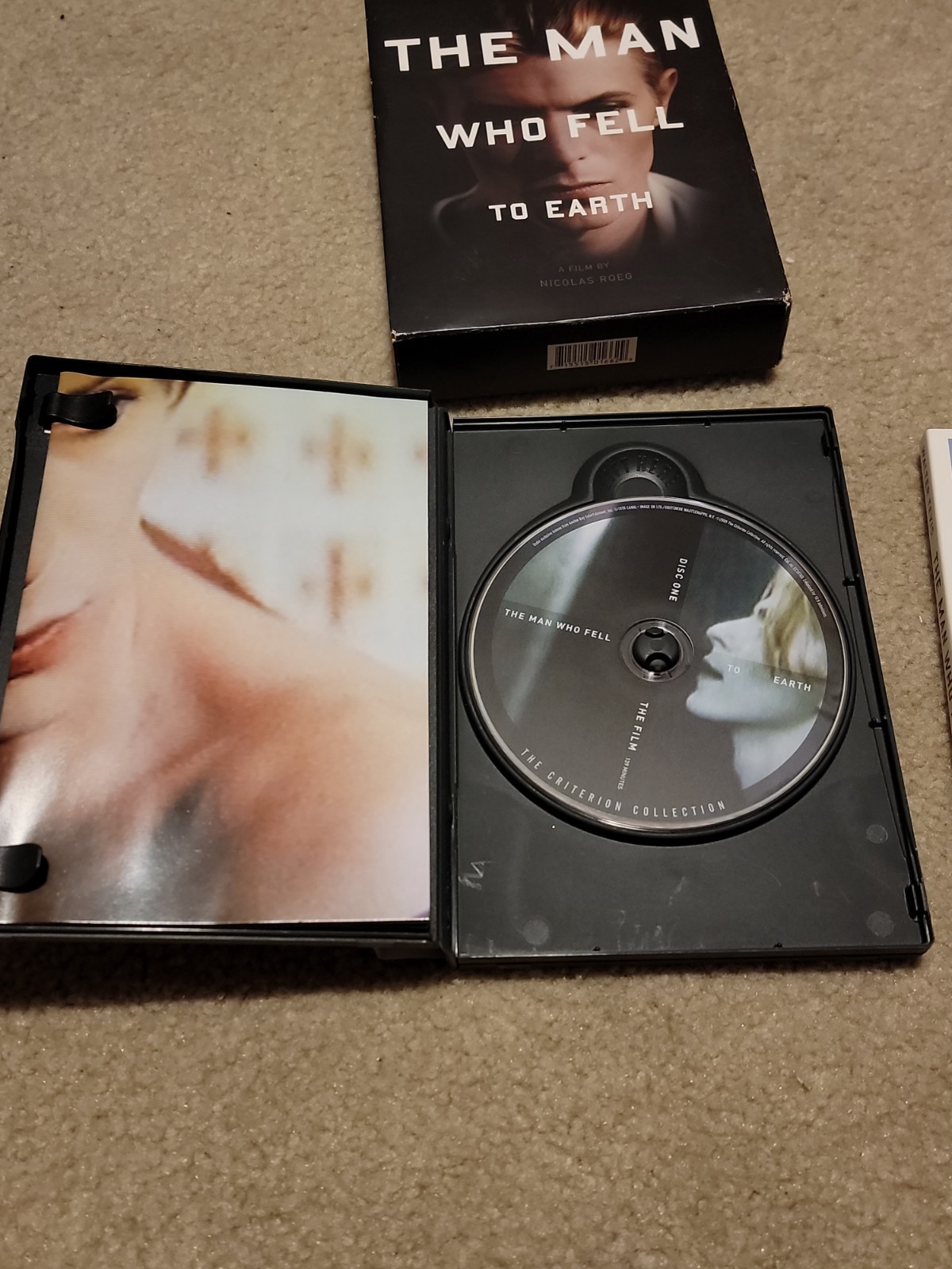 The Man Who Fell to Earth Criterion DVD w/ book OOP Nicholas Roeg David Bowie