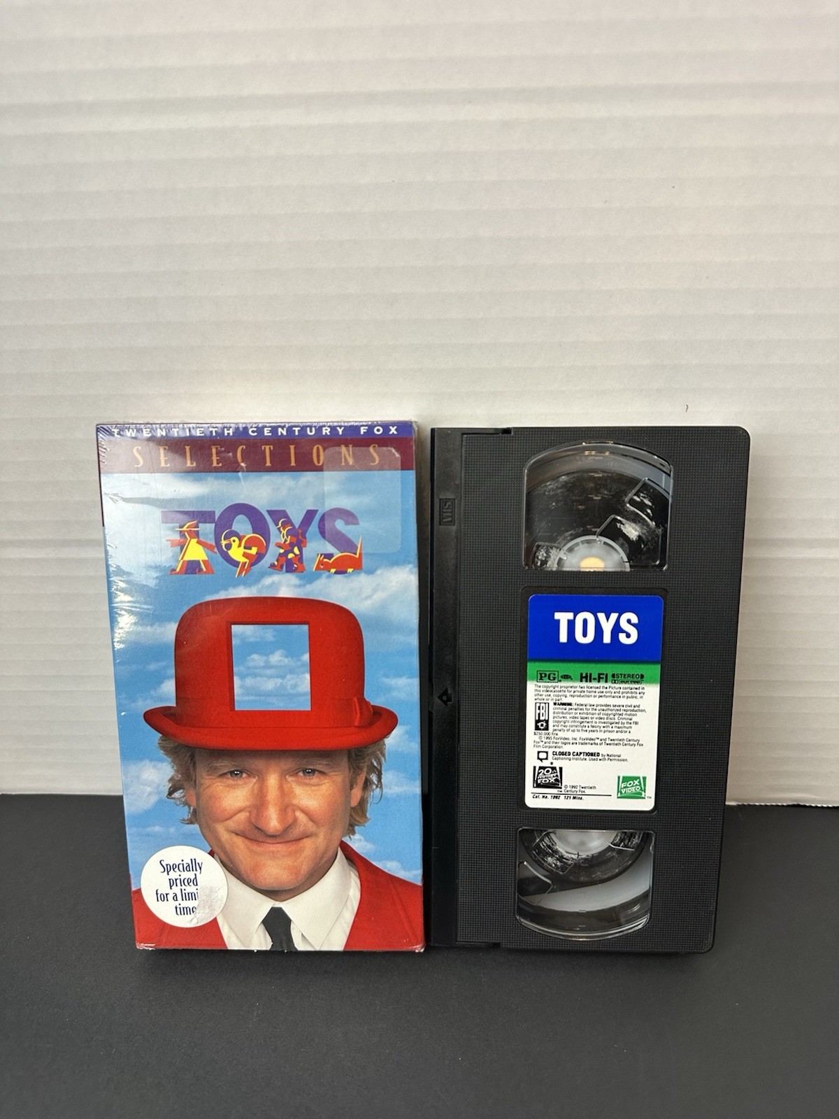 TOYS 1992 VHS/A BARRY LEVINSON FILM/ROBIN WILLIAMS CULT CLASSIC/PLEASE READ!