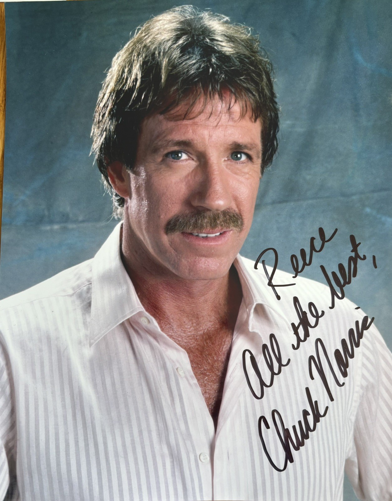 CHUCK NORRIS 1940-2016 FILM STAR / MARTIAL ARTS / HAND SIGNED PHOTO 8’’ x 10’’
