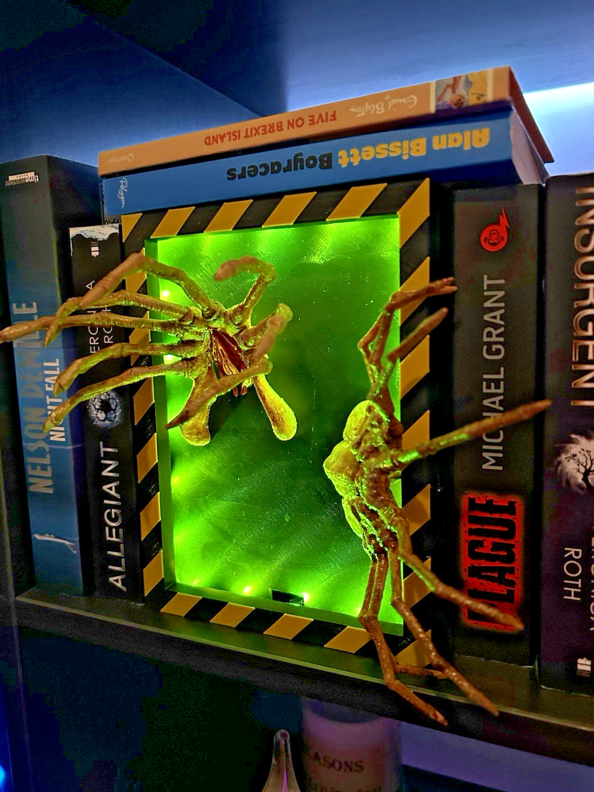 Alien Facehugger Book Nook LED Remote Control 16 Colour