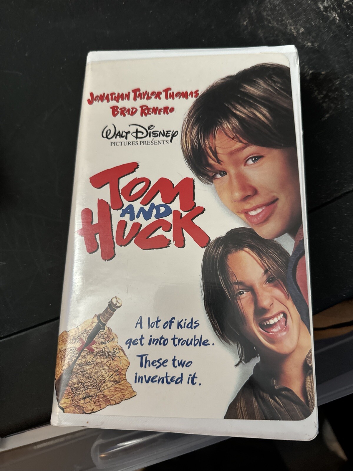 “TOM AND HUCK” VHS CLAMSHELL. JONATHON TAYLOR THOMAS, BRAD RENFRO, AMY WRIGHT.