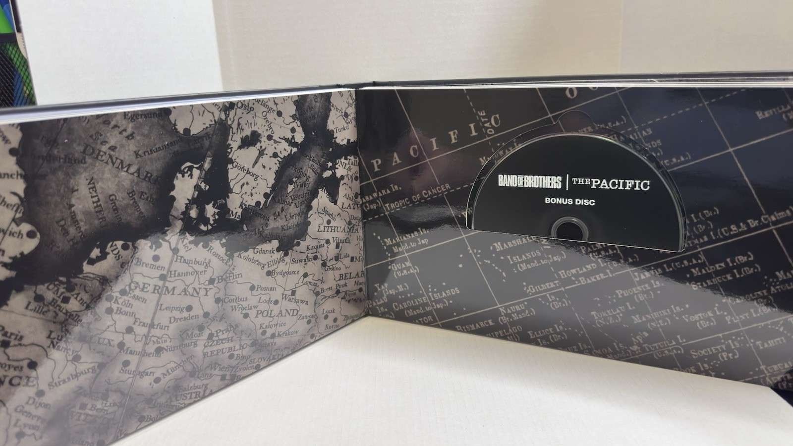 HBO Band of Brothers / The Pacific Blu-ray Complete Series Box Set w/ Book