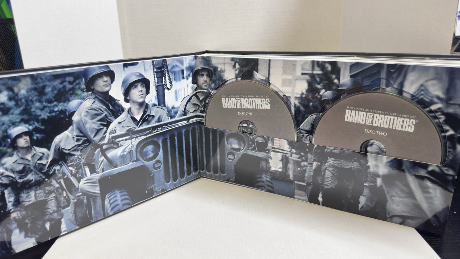 HBO Band of Brothers / The Pacific Blu-ray Complete Series Box Set w/ Book