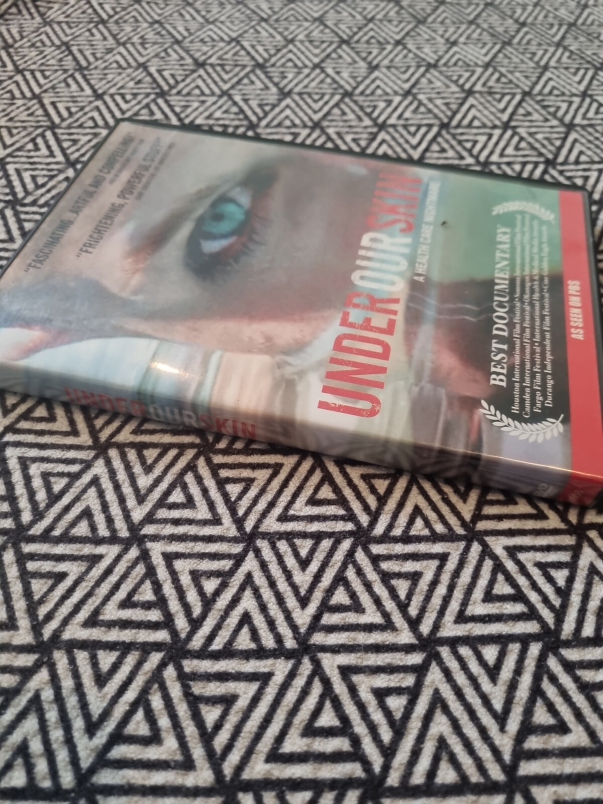 DVD Under Our Skin – A Health Care Nightmare * FREE POSTAGE * D1