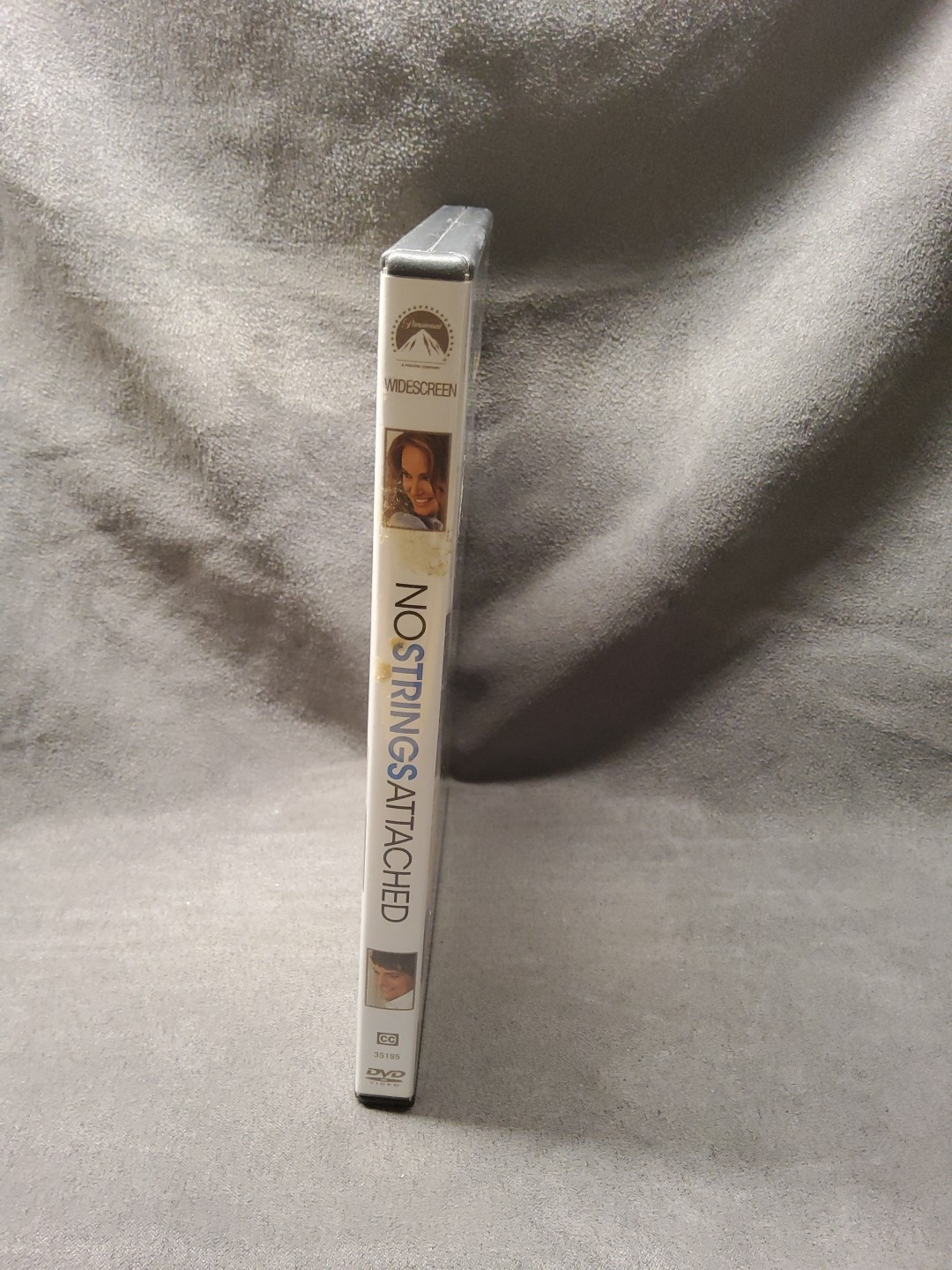 No Strings Attached (DVD, 2011)