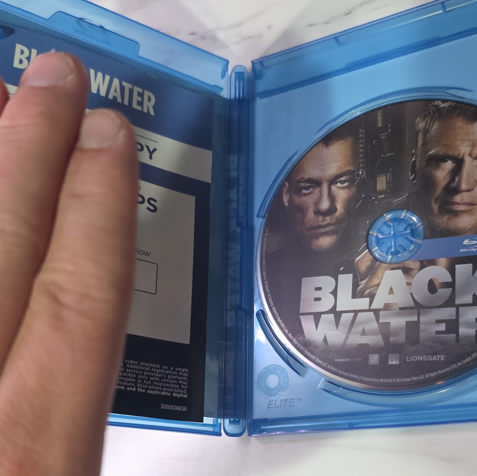Lionsgate Black Water (Blu-ray + Digital Copy) R 2018 104min Van Damme