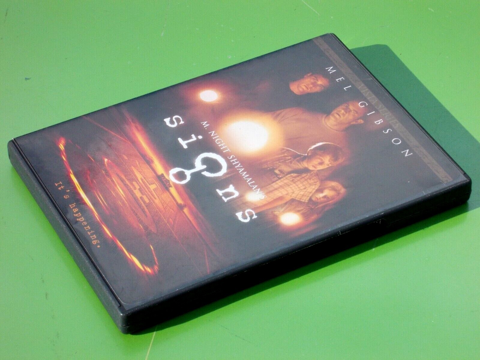 SIGNS MEL GIBSON (2002, TOUCHSTONE DVD 106 MIN) JOAQUIN PHOENIX VISTA SERIES 1ST