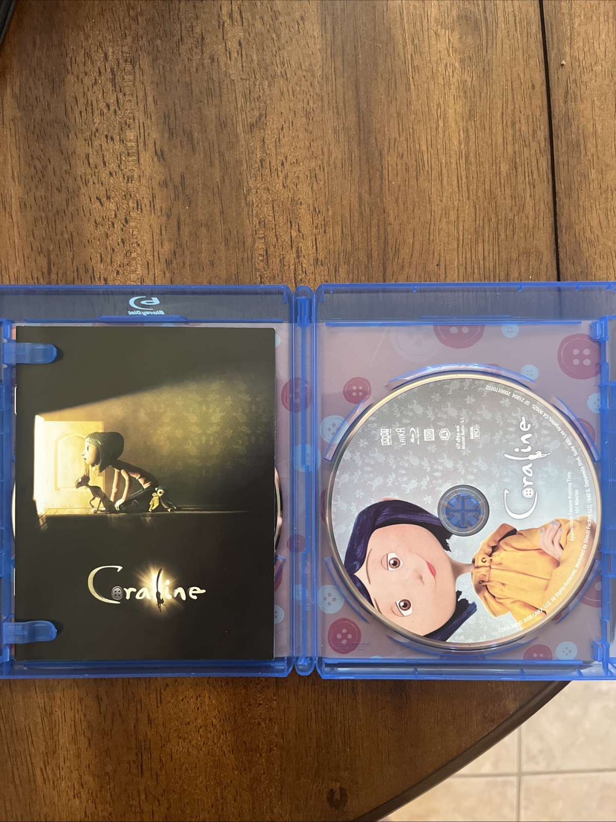 Coraline Blu-ray/DVD with Slipcover and booklet (Contains Special Features)