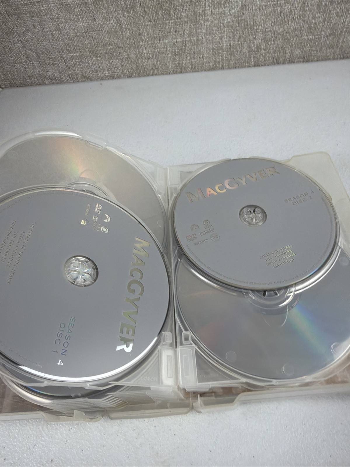 MacGyver Seasons 1-4 (DVD) Richard Dean Anderson 22-Discs 1985-1989 READ